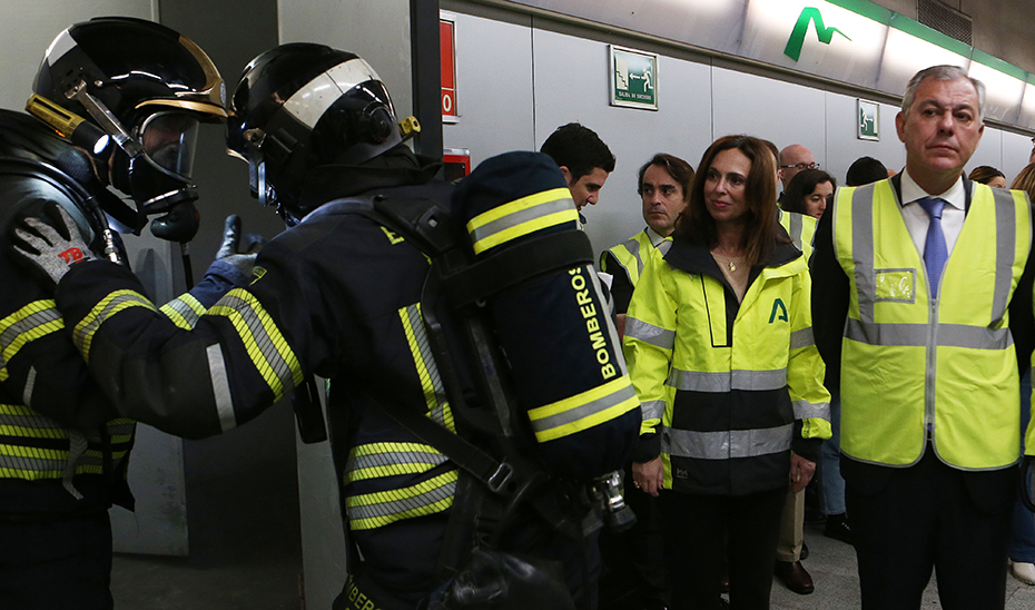 La consejera de Fomento, Rocío Díaz, junto al alcalde de Sevilla, José Luis Sanz, en el simulacro de incendio llevado a cabo en el Metro de Sevilla.